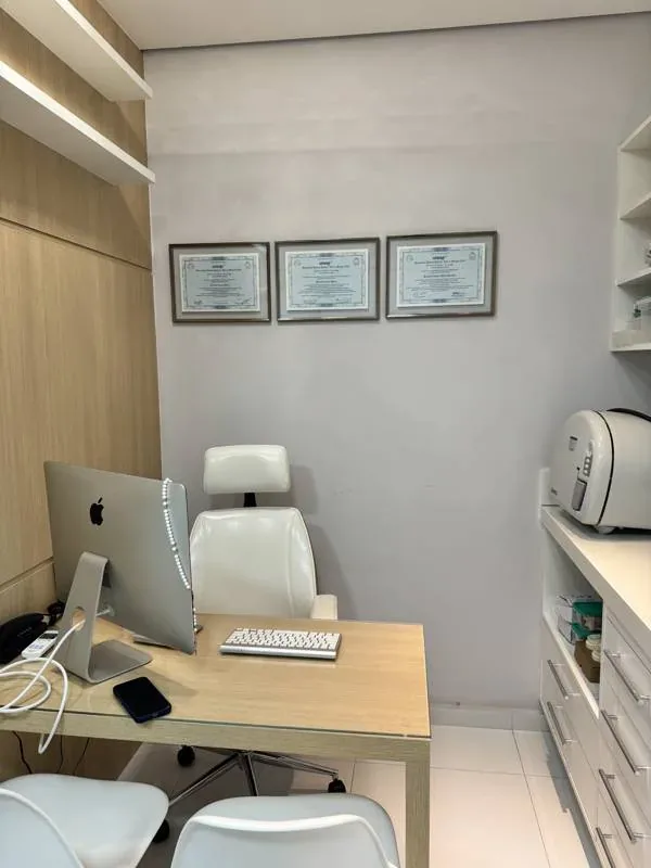 Consultório com diplomas — Dra. Fernanda Pierre