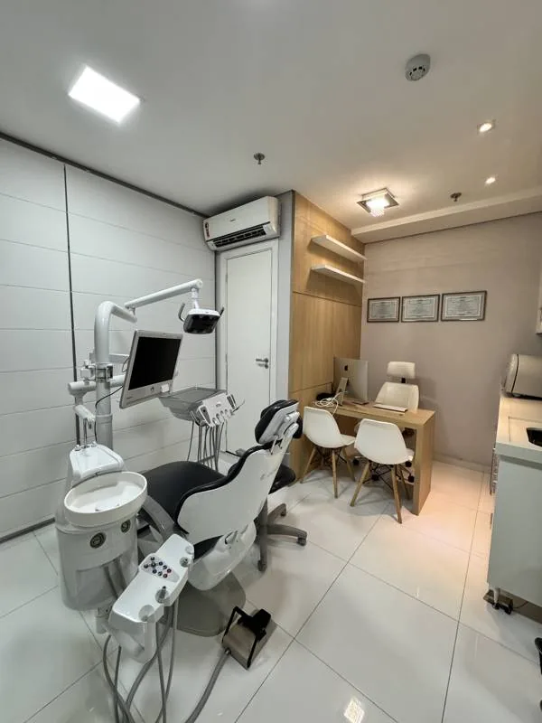 Consultório Dra. Fernanda Pierre com diplomas