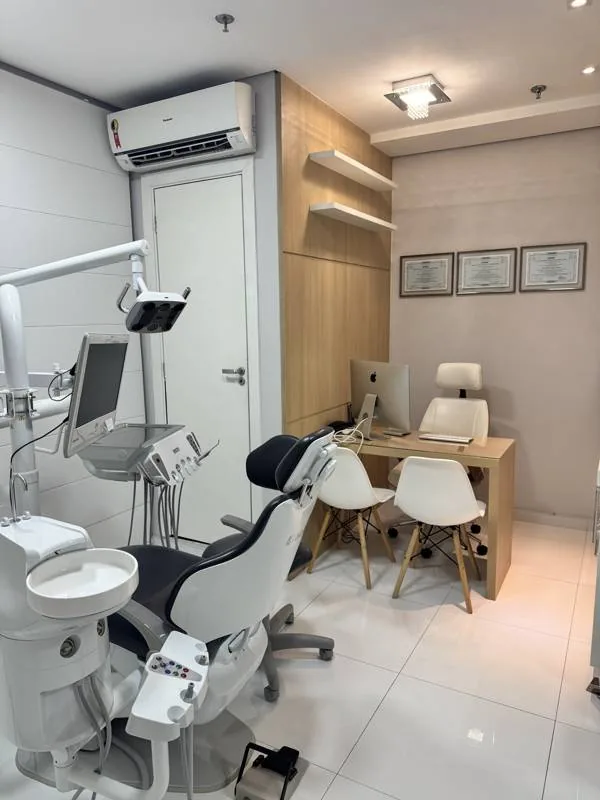 Consultório com diplomas e certificações